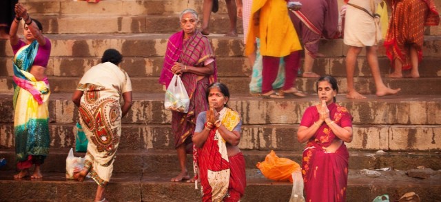 12-Women-praying-in-Ganges-River-Varanasi-India-1200x550